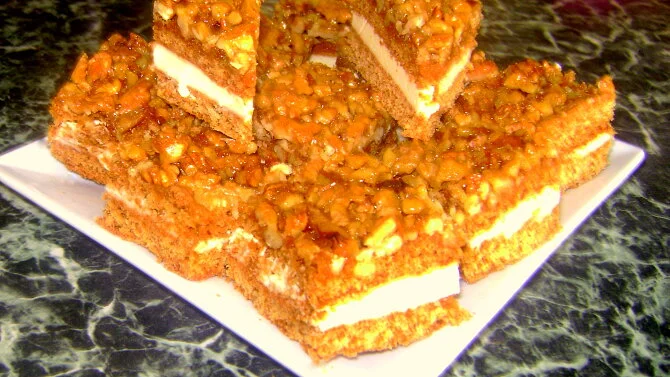 Čtvercové řezy s ořechy na bílém talíři.
