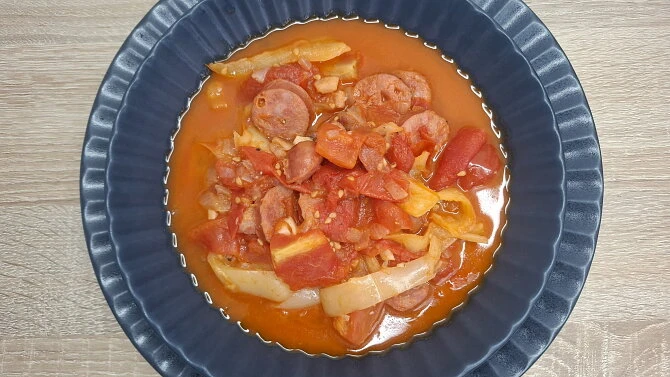 Maďarské lečo s klobásou v tmavě modré misce.