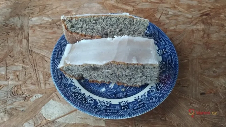 Poppy cake with lemon glaze