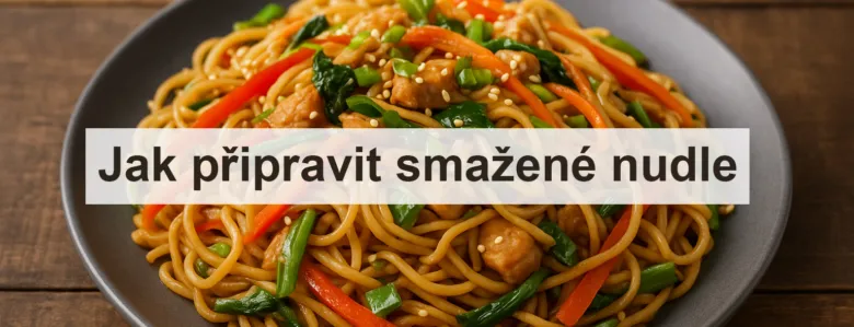 Příprava čínských smažených nudli s zeleninou a masem.