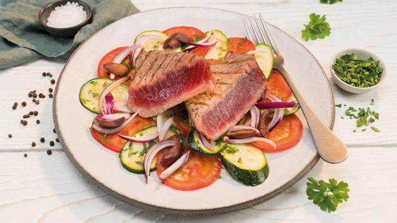Pekně podávaný tuňák na grilu s čerstvou zeleninovou salátou.