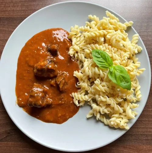 Goulash with pasta and basil