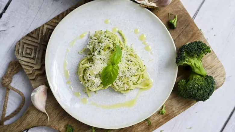 Pasta s pestem a brokolicí na dřevěném prkně
