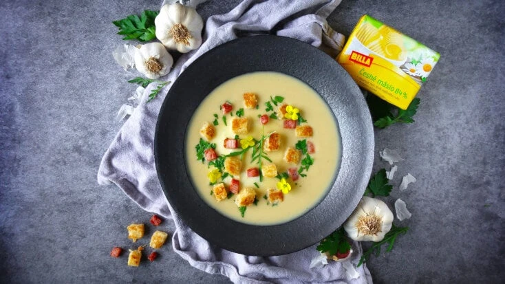 Kremová polévka z pečeného česneku s křupavými kostkami chleba.