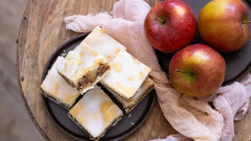 Apple cake with pudding squares and apples