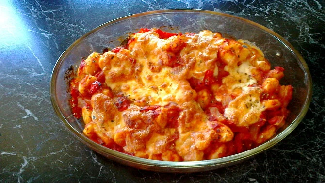 Zapečené knedlíky s rajčaty a mozzarellou v skleněné mýdlovce.