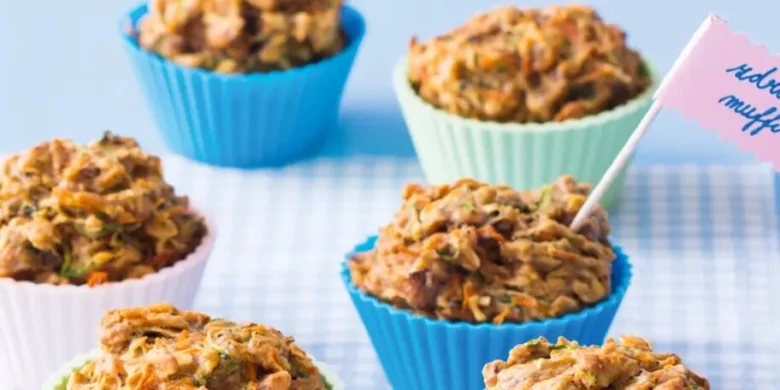 Muffiny ze cukety s drobnými vlajkami na modrém podkladu.
