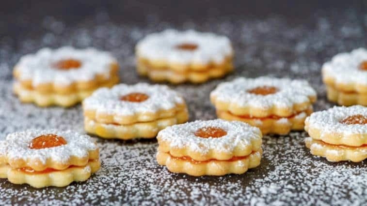 Vánoční cukroví s marmeládou posypané moučkovým cukrem