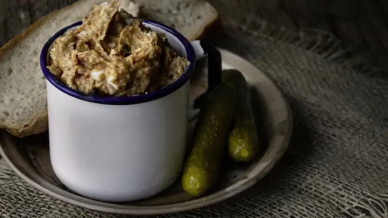 Skvarkova pomazanka with bread and pickles