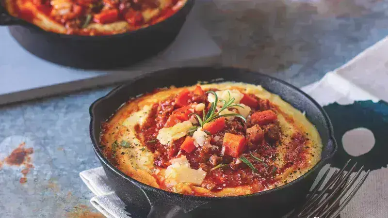 Polenta s masovou omáčkou v železném hrnci