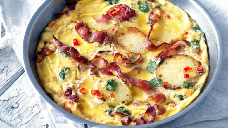 Pekáček s vařenou fritatou se slaninou, bramborami a paprikou.