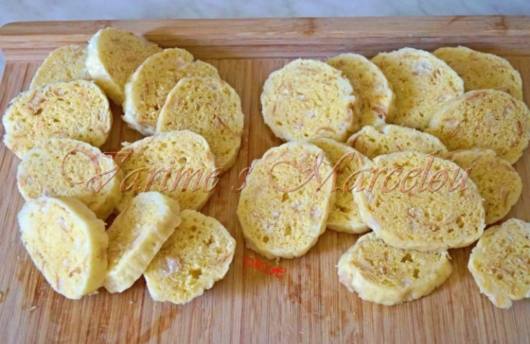 Naše houskové kynuté knedlíky nakrájené na plátky.