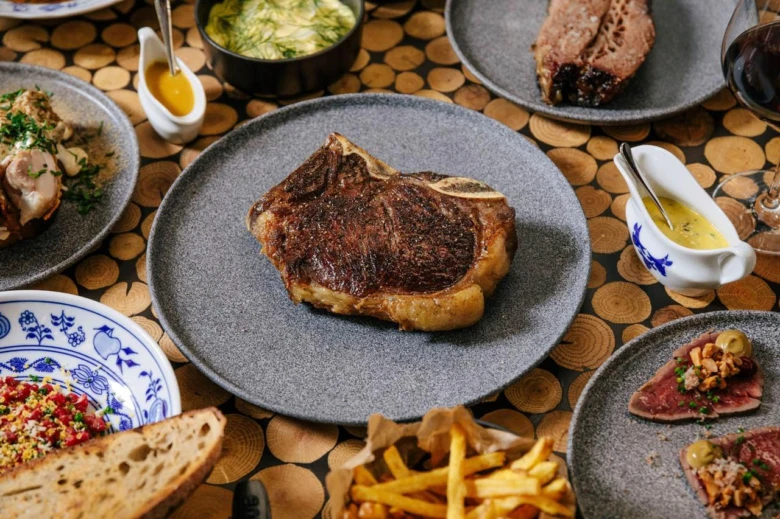 Grilovaný steak s bramborami na talíři.