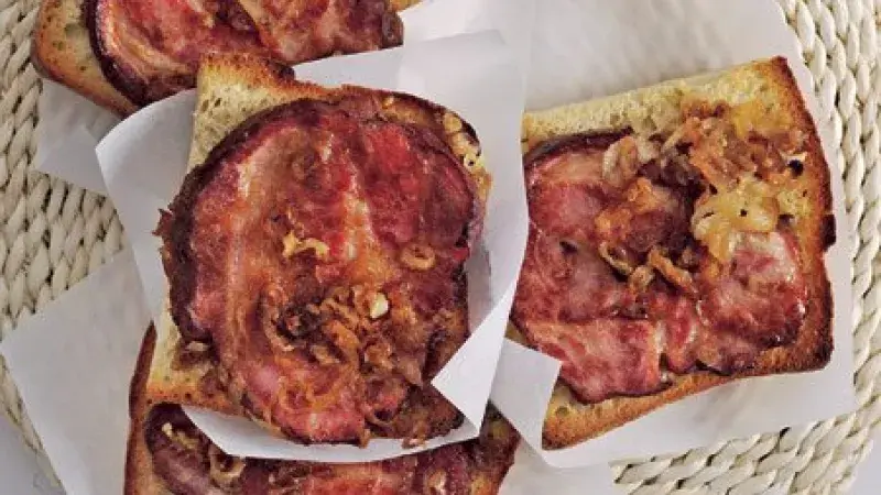 Pečená uzená krkovice na toastu v papírových obalech.