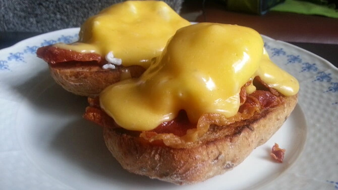 Eggs benedict with hollandaise sauce