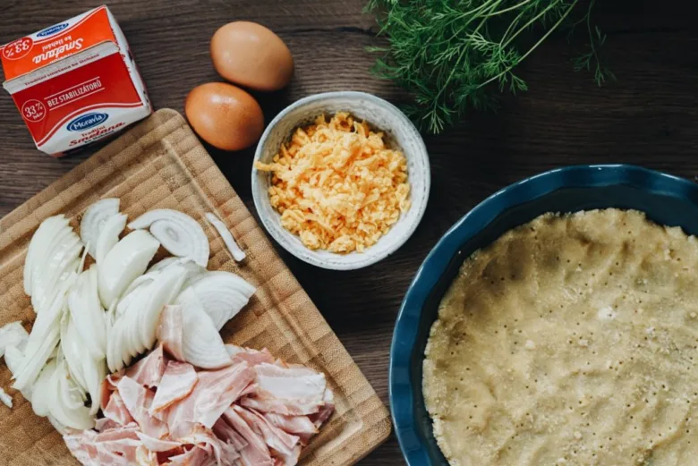 Ingredience pro solený koláč: cibule, šunka, vejce, sýr.