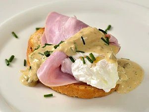 Jajka benedikta s uzením a holandskou omáčkou na toastu.