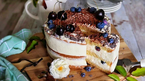 Vrstvený dort s mascarpone, jahodami, višněmi a čokoládou.
