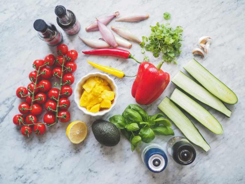 Čerstvé zeleniny pro přípravu španělského polévky gazpacho.