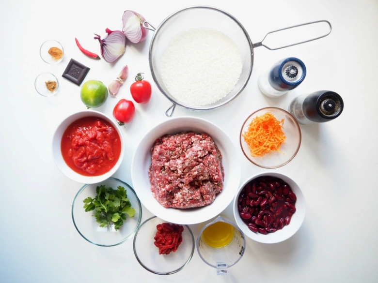 Suroviny pro recept na chilí kon karne: maso, rajčata, celer.