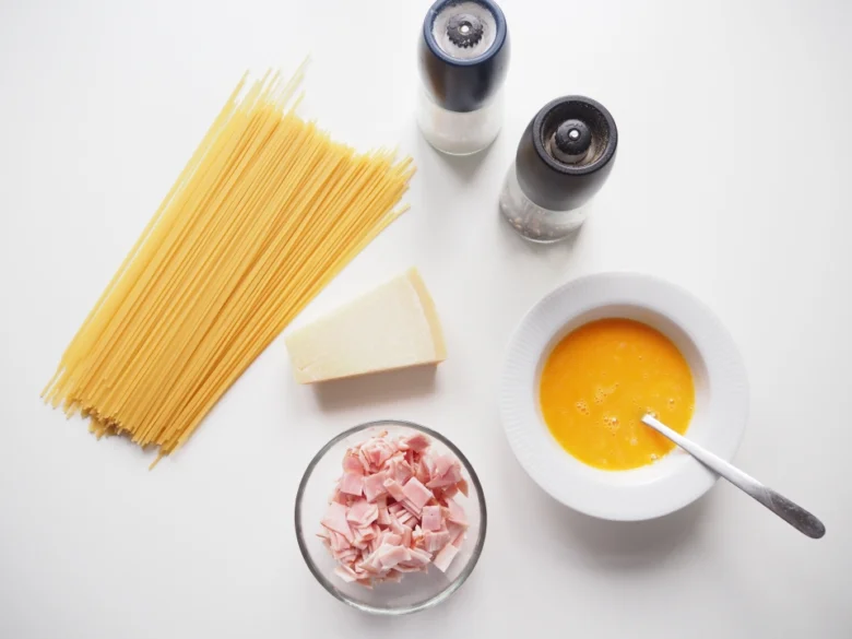 Složení pro recept na italské těstoviny s vepřovým masem.