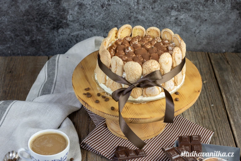 Tiramisu dezert s kávou a čokoládou na dřevěném podstavci.