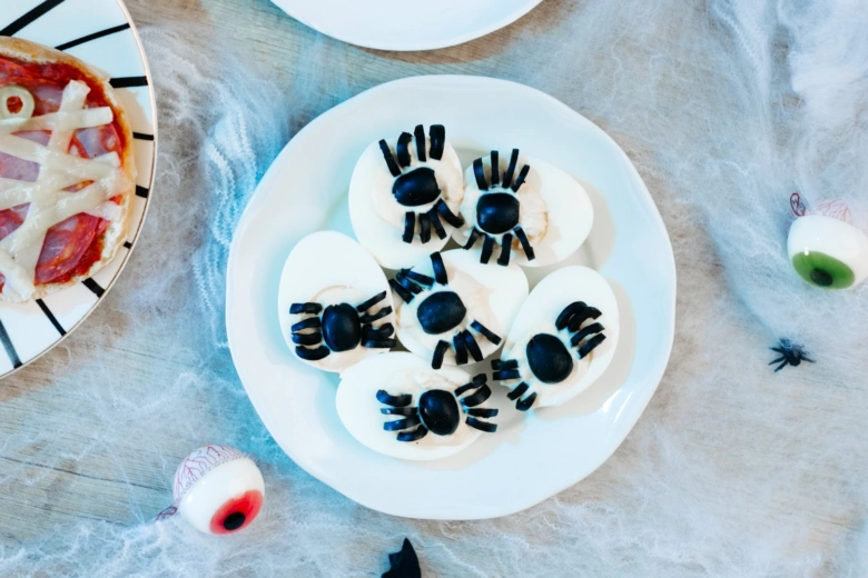 Pouťové vejce s pavouky pro halloweenské pohoštění.