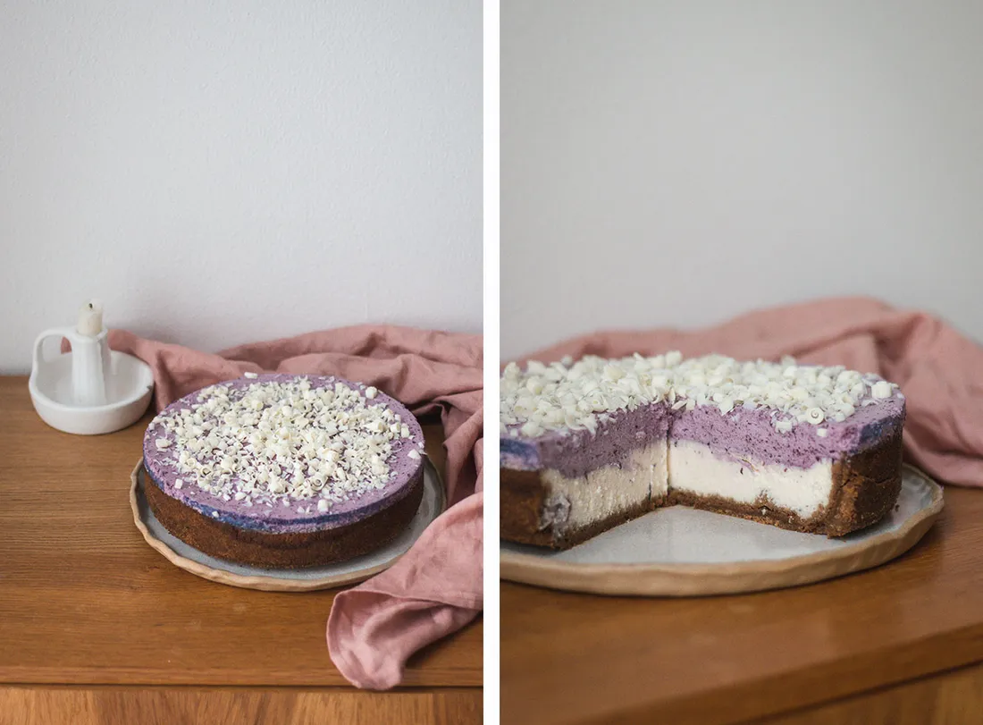 Borůvkový cheesecake s vrstvou borůvek a vanilkovým náplní.