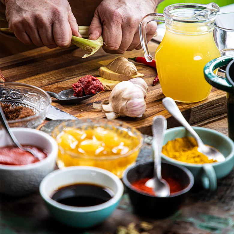 Příprava ingrediencí pro domácí BBQ omáčku s kořením.