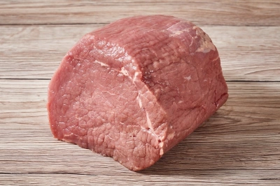Surové kus masa na přípradu svíčkové omáčky.