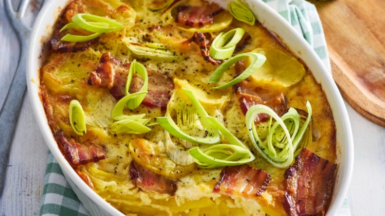 Baked potatoes with bacon and leeks