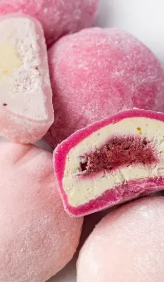 Různé japonské mochi s náplní z červených fazolí.