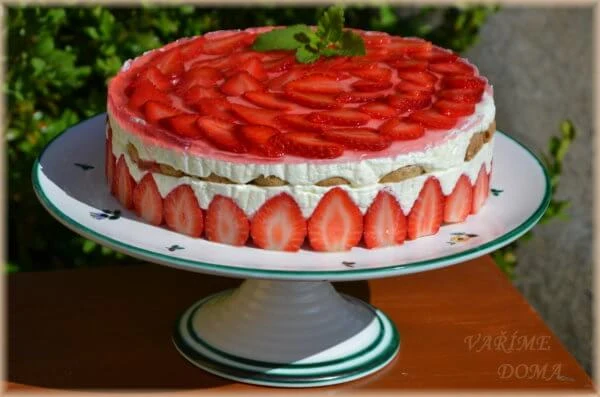 Strawberry pudding bez vaření s krémem na talíři.