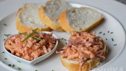 Pomazánka z makrely na toastu s cibulkou.