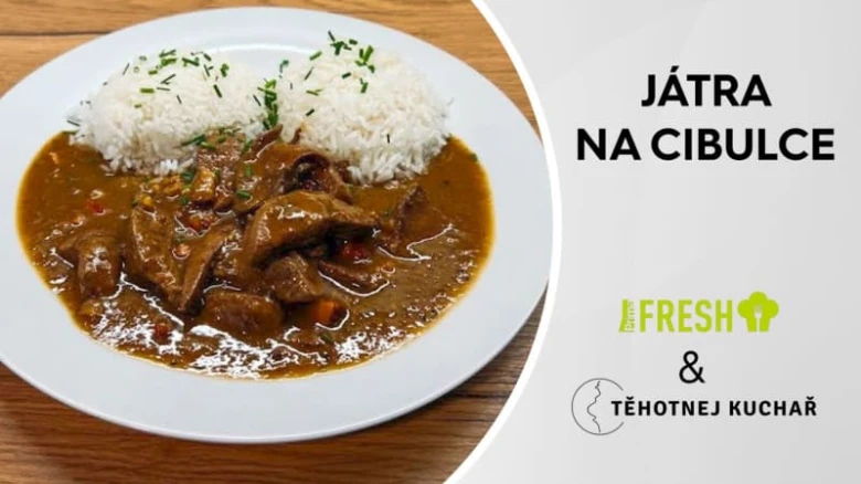 Játra na cibulce podaný s rýží jako hotový pokrm.