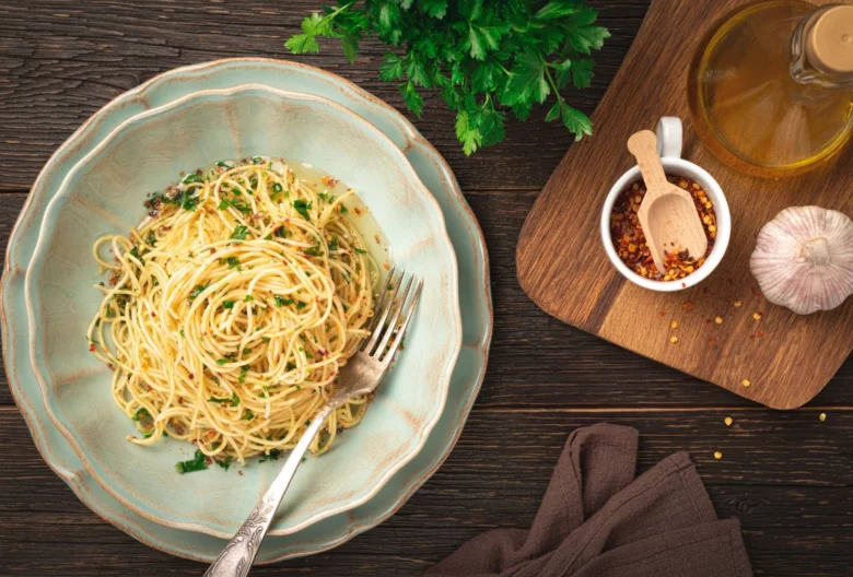 Jednoduchý recept na těstoviny s česnekem a olivovým olejem.