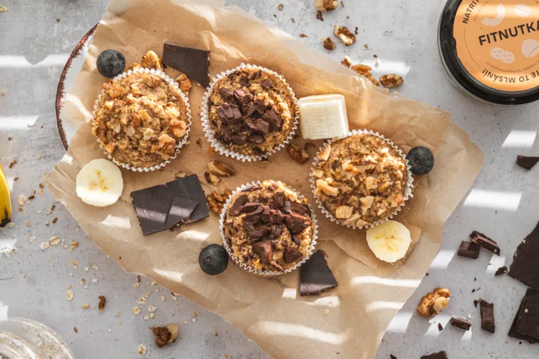 Zdravé banánové muffiny s čokoládou a ořechy na papíře.