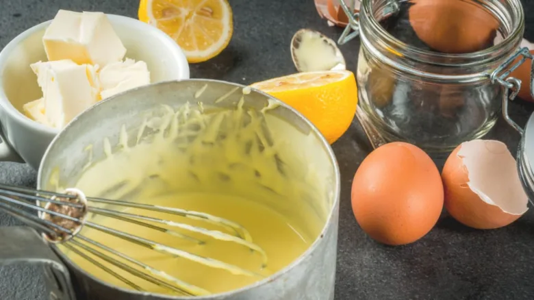 Ingredience pro holandskou omáčku: máslo, vejce, citron.