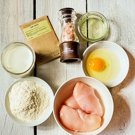 Surové kuřecí prsa s moukou a vejcem pro obalený recept.