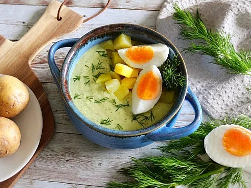 Koprová polévka s vejcem, bramborami a čerstvou koprou.