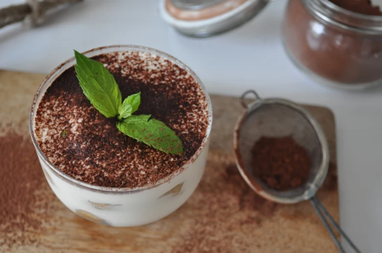 Hotový dezert Tiramisu v skleněné šálce s čokoládou.