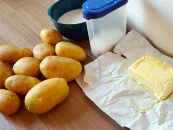 Suroviny na bramborovou kaši: brambory, máslo a mléko.