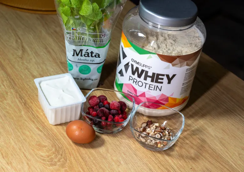 Ingredience pro pečený tvaroh s ovocem a ořechy.