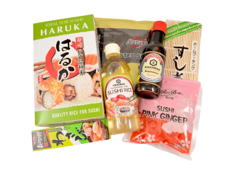 Sada surovin pro domácí přípravu sushi včetně rýže.
