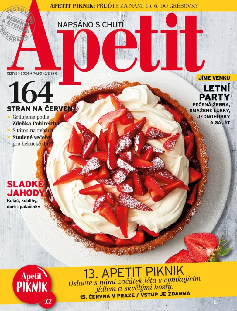 Koláč s tvarohem a jahodami posypaný cukrem na talíři.