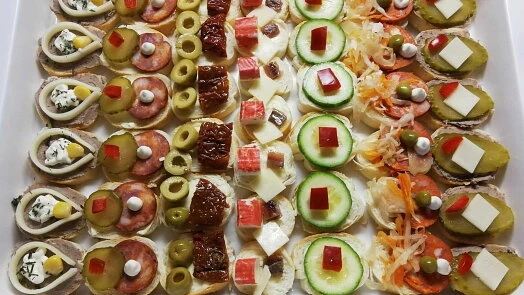 Pestrá deska s malými amuse bouche jako ukončené recepty.