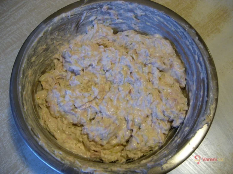 Příprava rybičky v míse před smícháním s ostatními ingrediencemi.