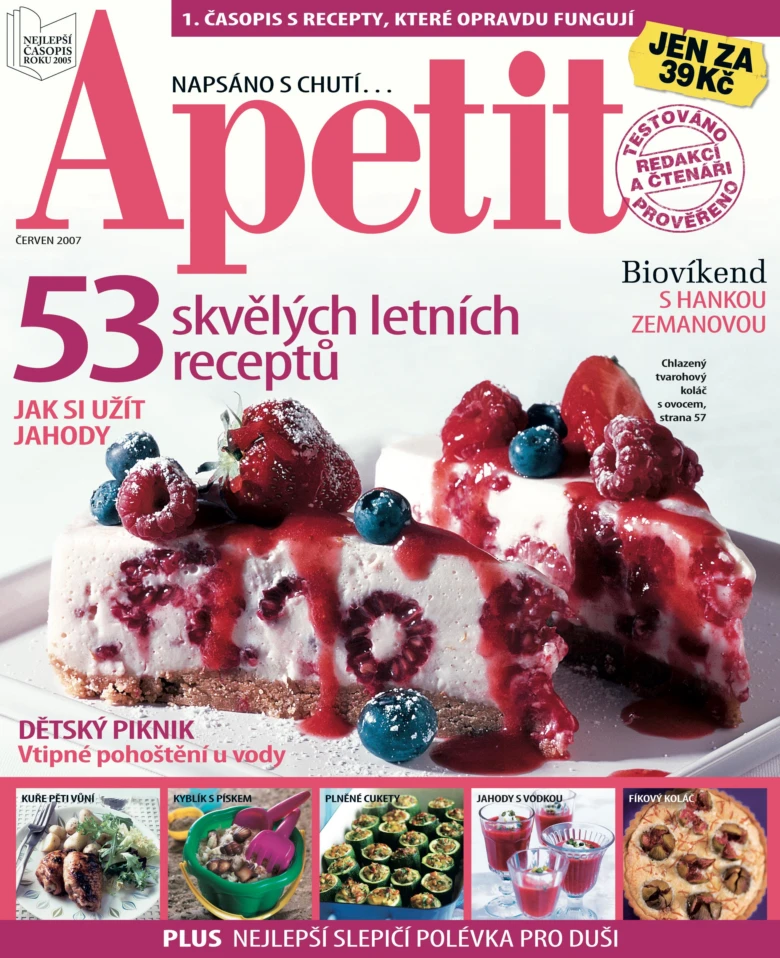 Kousek netvarohového dortu s ovocem a jahodami.