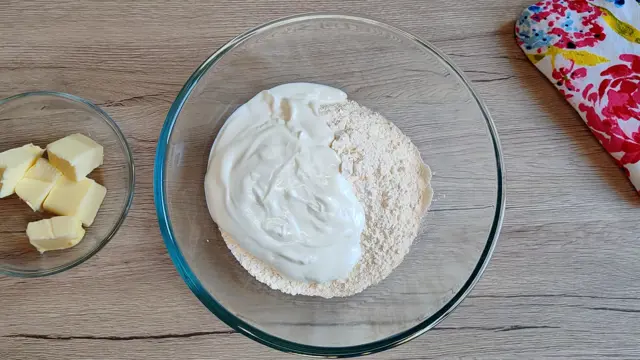 Suroviny pro jogurtové těsto: mouka, kysaná smetana a máslo.