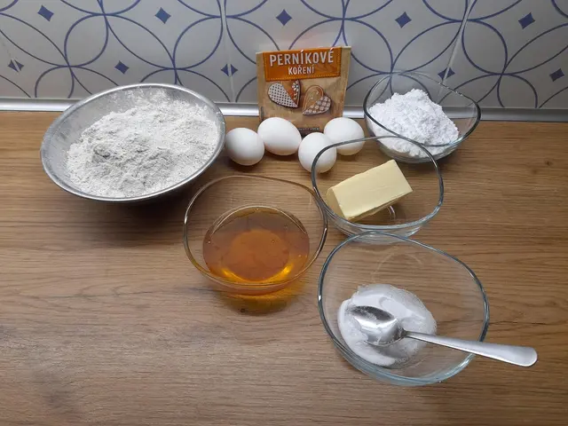 Suroviny na vánoční perníčky: mouka, cukr, vejce, med a koření.